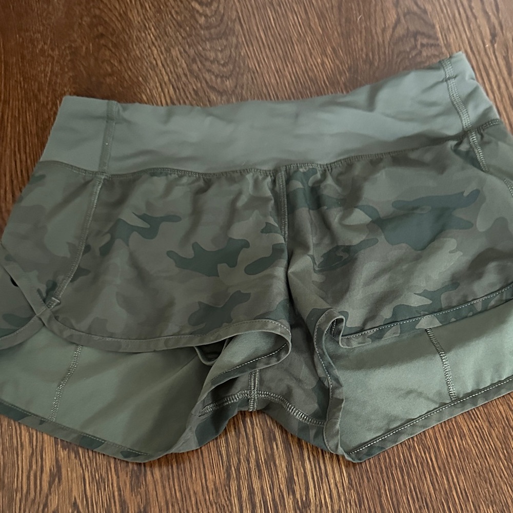 Lululemon Speed Up Camo Green Women's Shorts, Size 4